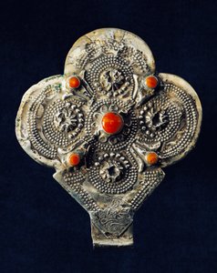 Anhänger aus getriebenem Silber und Koralle, Marokko von School Moroccan