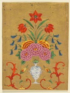 Vase mit Blumenarrangement und Rollwerk