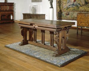 Walnusstisch mit Schubladen auf Eichenrahmen mit toskanischen Säulen, 1550-1600 von School Netherlandish