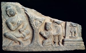 Detail eines Relief-Frieses, der einen sitzenden Buddha mit Oranten darstellt, griechisch-buddhistischer Stil, aus Taxila, Pakistan von School Pakistani