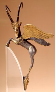 Apparatgriff: silberner geflügelter Steinbock, eingelegt, Gold. Persische Periode (6.-4. Jahrhundert v. Chr.), stammt aus dem Iran. Paris, Louvre-Museum - Zeremonieller Griff: geflügelter Steinbock in Silber, eingelegt, Gold. Achämenidische persische Perio