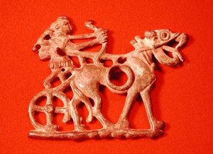 Pferdegebiss mit einem Jäger auf seinem Streitwagen, der seinen Bogen spannt, ca. 1200-700 v. Chr. von School Persian