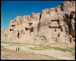 Ansicht der Nekropole und der vier Gräber der Achämenidenkönige von School Persian