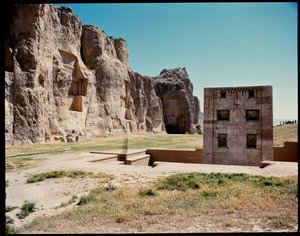 Blick auf die Nekropole und die Gräber der Achämenidenkönige und den Würfel des Zoroaster von School Persian