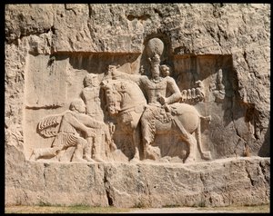 Ansicht der Nekropole und der Gräber der Achämenidenkönige, Reliefdarstellung des Sieges von Shapur I. über den römischen Kaiser Valerian in Edessa, 260 n. Chr. von School Persian