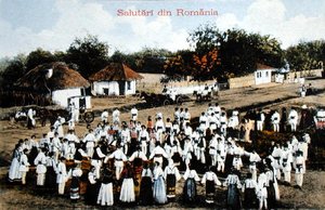 Postkarte zeigt Rumänen, die in einem Dorf tanzen, um 1910