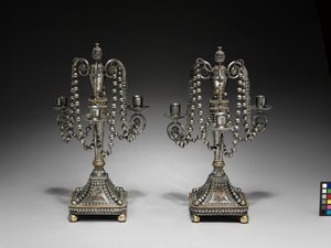 Paar Kandelaber, ca. 1790-1795 (geschnitten und polierter Stahl mit goldener und versilberter Dekoration) von School Russian