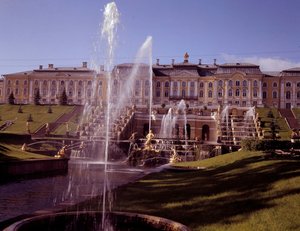 Ansicht des großen Wasserfalls des Schlosses Peterhof, realisiert unter Peter dem Großen in der Nähe von Sankt Petersburg, Russland