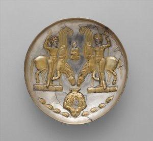 Teller mit Jünglingen und geflügelten Pferden, ca. 5.-6. Jahrhundert n. Chr. (Silber, Quecksilbervergoldung) von School Sasanian