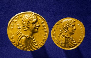 Goldmünzen von Sizilien mit dem Abbild von Friedrich II. von Hohenstaufen (1194-1250), deutscher Kaiser. 1231 Private Sammlung von School Sicilian