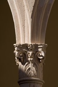 Detail einer Säule im Kreuzgang des Klosters Santo Domingo