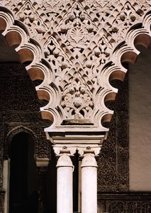 (Detail) eines der polyloben Bögen aus dem Patio de las Doncellas