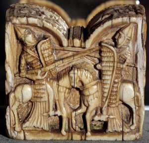 Romanische Kunst: Schachfigur, die eine Schlacht zwischen zwei Rittern darstellt. Elfenbeinskulptur. Aus Spanien von School Spanish