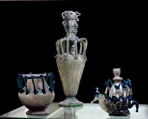 Orientalische Kunst: Glasvasen aus Syrien. Ca. 300 n. Chr. Paris, Louvre Museum von School Syrian