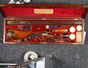 Goldverzierte 16-Bore-Doppelbüchse für den Nizam von Hyderabad, in einem messingbeschlagenen Mahagonikasten, ausgekleidet mit karminroter Seide, ca. 1855 von Scottish School