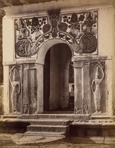 Eingang zu den Nata Dewale Grounds, Kandy, um 1880 von Scowen and Co.