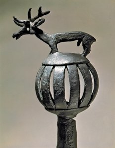 Skythische Kunst (Skythische Zivilisation oder Skythien): Bronze-Wagenverzierung mit der Figur eines Hirsches. Objekt des 7. - 6. Jahrhunderts v. Chr. Sankt Petersburg, Eremitage-Museum