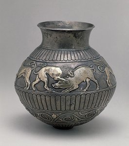 Kunst Sense: Silbervase aus dem 4. Jahrhundert v. Chr. verziert mit einem Fries, der einen Löwen zeigt, der ein Wildschwein angreift
