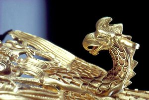 Detail eines Stirnbands mit einem Greif, der eine Ziege hält