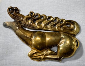 Skythische Kunst: Schildemblem in Form eines liegenden Hirsches. Goldobjekt aus dem Ende des 7., Anfang des 6. Jahrhunderts v. Chr. Sankt Petersburg, Eremitage-Museum von Scythian