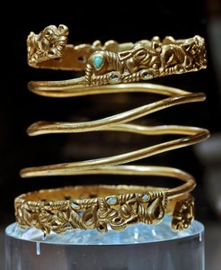 Skythische Kunst: Gold- und Türkisarmband des Sarmatenstammes, 2. Jahrhundert v. Chr. - 3. Jahrhundert n. Chr. Sankt Petersburg, Eremitage von Scythian Scythian
