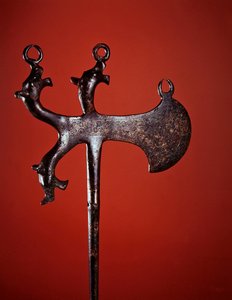 Axtförmige Nadel mit Tierköpfen verziert von Scythian Scythian