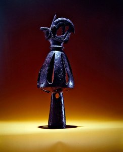 Endstück, durchbrochener Kegel mit einem Greifenkopf mit Widderhörnern verziert, spätes 7. - frühes 6. Jahrhundert v. Chr. von Scythian Scythian