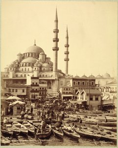 Santa Sophia Moschee und Fischerboote am Ufer des Bosporus, Istanbul, ca. 1890 von Sebah and Joaillier
