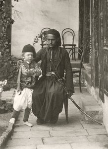 Arabischer Kawass (osmanischer Wächter) mit einem Jungen im Garten eines Hauses im Judäischen Bezirk von Jerusalem, 1867