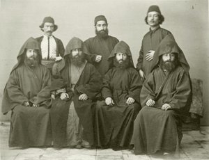 Gruppe von 4 armenischen Priestern und 3 weiteren Personen im Hof des Mittelmeerhotels, Jerusalem, 1867 von Sergeant Henry Phillips