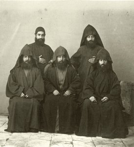 Gruppe von 5 armenischen Priestern im Hof des Mittelmeerhotels, Jerusalem, 1867 von Sergeant Henry Phillips