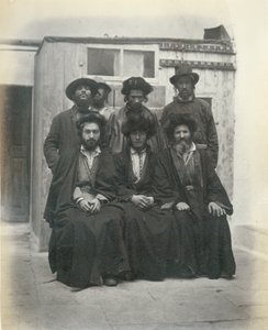 Gruppe von 7 polnischen Juden im Hof des Mittelmeerhotels, Jerusalem, 1867 von Sergeant Henry Phillips