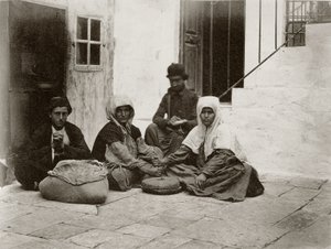 Frauen mahlen Mehl mit runden Mühlsteinen in einem Hof eines Hauses in Jerusalem (1867)