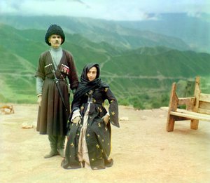 Dagestanische Typen – ein Mann mit Medaillen und einem Dolch und eine Frau im schwarzen Kleid, Russisches Reich