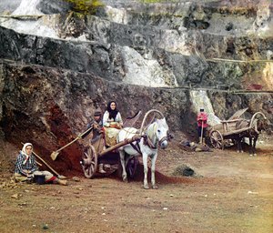 Arbeit in der Bakalskii-Mine: eine Familie mit Schaufeln und Pferdekarren arbeitet in den Eisenminen in den Bakaly-Hügeln, Uralgebirge, Russisches Reich, 1910 von Sergey Prokudin Gorsky