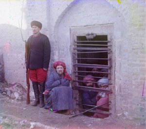 Zindan (traditionelles zentralasiatisches Gefängnis) mit uniformiertem Wächter, wahrscheinlich Buchara