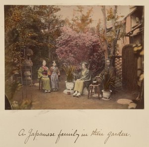 Eine japanische Familie in ihrem Garten von Shinichi Suzuki
