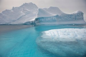 Eisberge treiben auf der Antarktischen Halbinsel, 2022 (Foto) von Sisse Brimberg