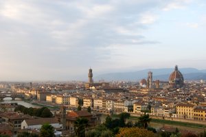 Italien, Toskana, Florenz, erhöhter Blick über die Stadt vom Piazzele Michelangelo, 2022 (Foto)