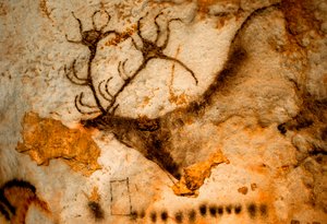 Prähistorische Malerei eines Rothirsches mit neunzackigem Geweih in der Höhle von Lascaux, Frankreich