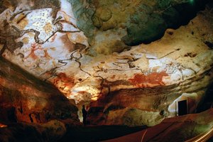 Die Halle der Stiere mit Jacques Marsal, einem der Entdecker der Höhlen von Lascaux