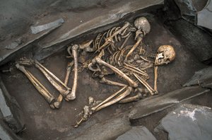Die Knochen von zwei Skythen liegen in einem 3000 Jahre alten Grab bei Arzhan-2. (2003) von Sisse Brimberg
