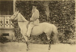 Russischer Autor Leo Tolstoi zu Pferd, Moskau, Russland, 1890er Jahre von Sophia Andreevna Tolstaya