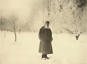Russischer Autor Leo Tolstoi auf einem Winterspaziergang