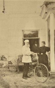 Der russische Autor Leo Tolstoi mit einem Fahrrad, Russland, 1890er Jahre