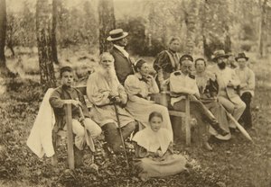 Russischer Autor Leo Tolstoi mit Gästen, Jasnaja Poljana, nahe Tula, Russland, 1895 von Sophia Andreevna Tolstaya