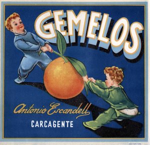 Werbung für Orangen, Bild von zwei Zwillingsbabys, die um eine Orange kämpfen. Werbeplakat, Valencia von Spanish School