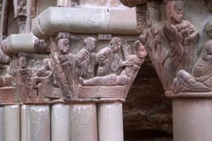 Arkadenkapitell, das die Auferweckung des Lazarus darstellt