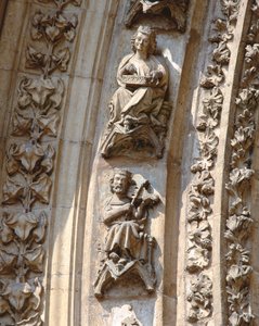 Archivolte des zentralen Portals der Westfassade, Detail eines Geigers und eines Zitherspielers, ca. 1350-1400 (Hochrelief)