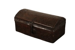 Mit Leder bezogener gewölbter Kasten, Spanien, ca. 1700